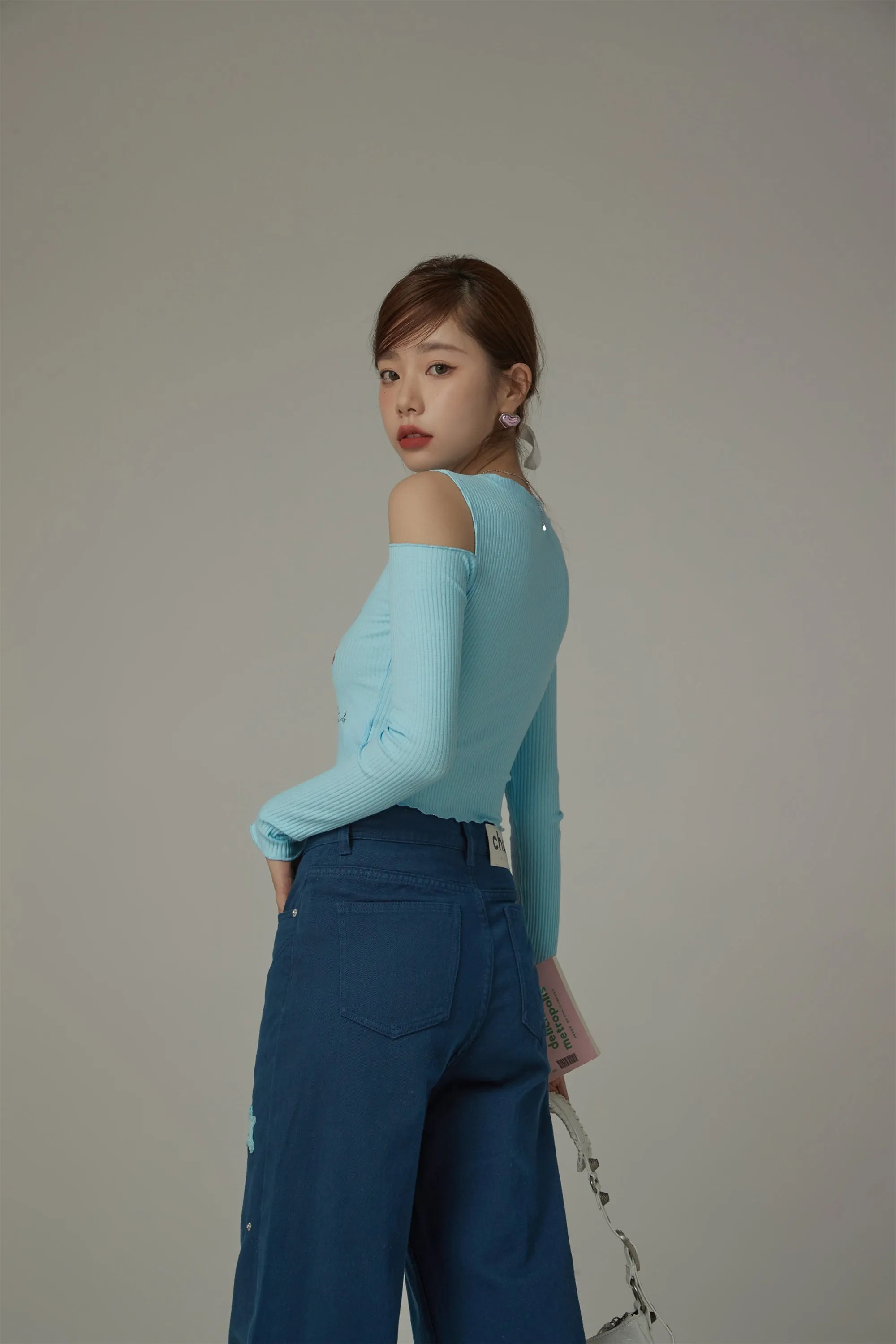 Chuu Circus Off-The-Shoulder Ribbed T-Shirt