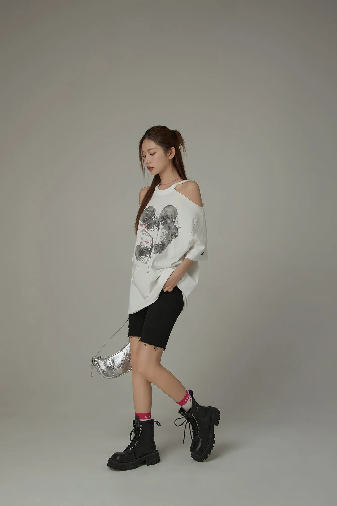 Off-The-Shoulder Jelly Fish Loose-Fitting T-Shirt